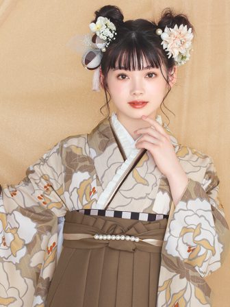 着物と袴のレンタルセット商品画像。袴はブラウン色。着物はカフェオレ色。バラ柄のデザイン。