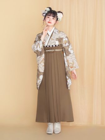 着物と袴のレンタルセット商品画像。袴はブラウン色。着物はカフェオレ色。バラ柄のデザイン。