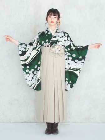 着物と袴のレンタルセット商品画像。袴はアイボリー色。着物は緑色。小菊柄のデザイン。