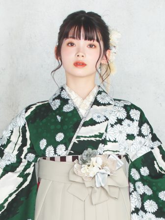 着物と袴のレンタルセット商品画像。袴はアイボリー色。着物は緑色。小菊柄のデザイン。