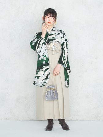 着物と袴のレンタルセット商品画像。袴はアイボリー色。着物は緑色。小菊柄のデザイン。