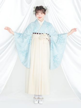 着物と袴のレンタルセット商品画像。袴はオフ色。着物はアイスブルー色。ガーデン柄のデザイン。