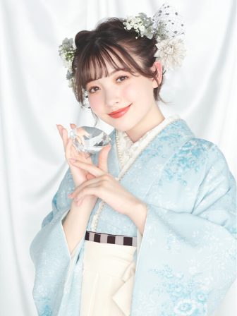 着物と袴のレンタルセット商品画像。袴はオフ色。着物はアイスブルー色。ガーデン柄のデザイン。