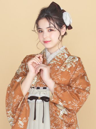 着物と袴のレンタルセット商品画像。袴はアイボリー色。着物はテラコッタ色。ガーデン柄のデザイン。